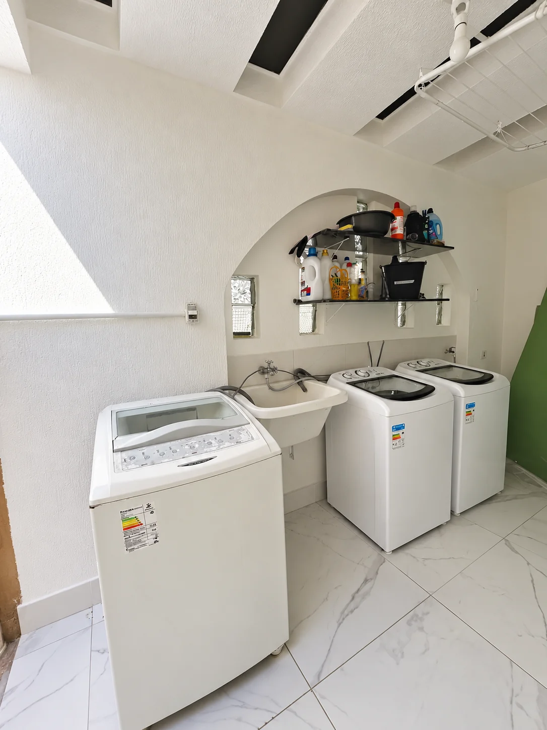 Lavanderia com máquinas de lavar do Coliving Brooklin