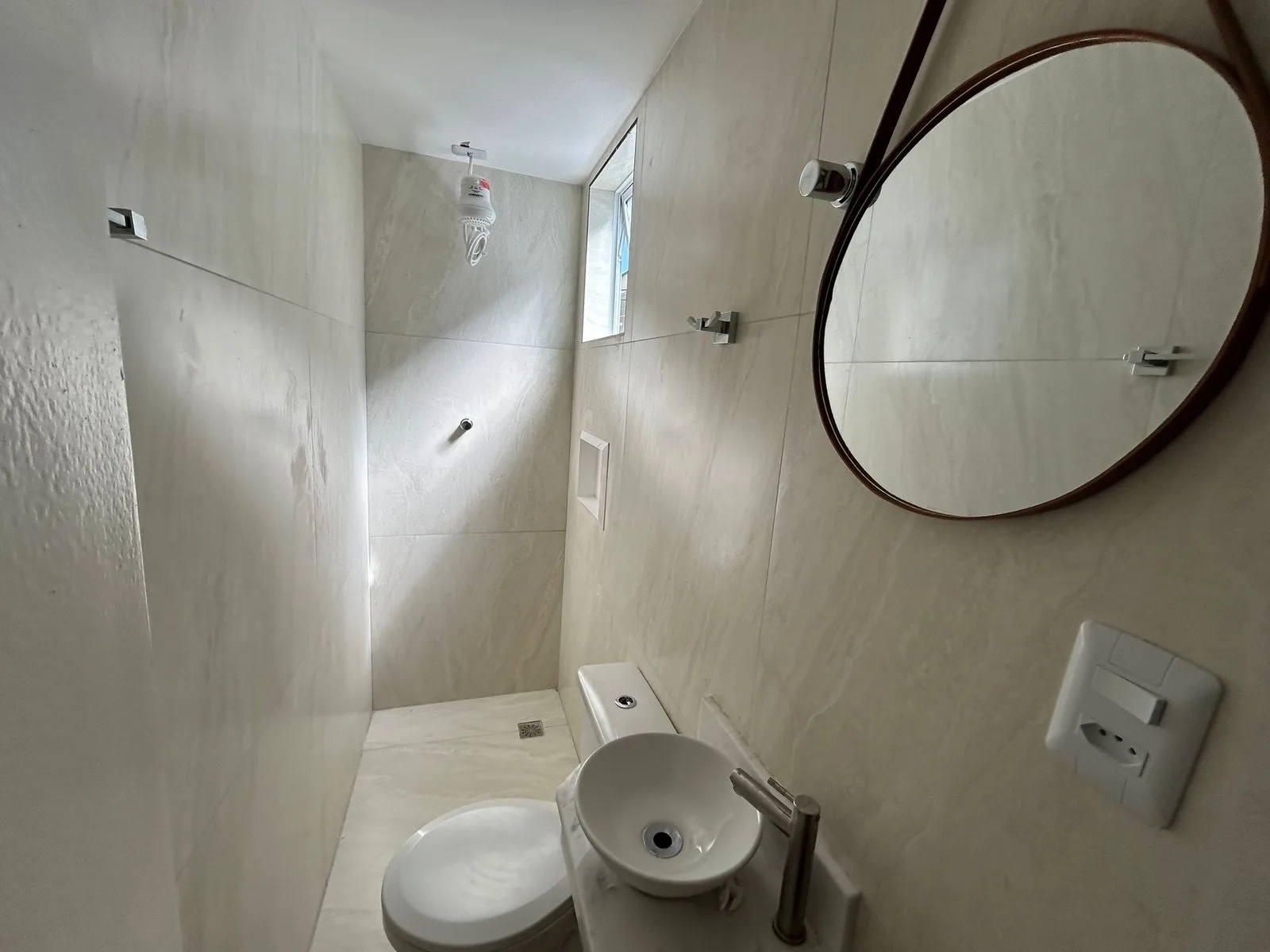 Quarto iluminado e arejado