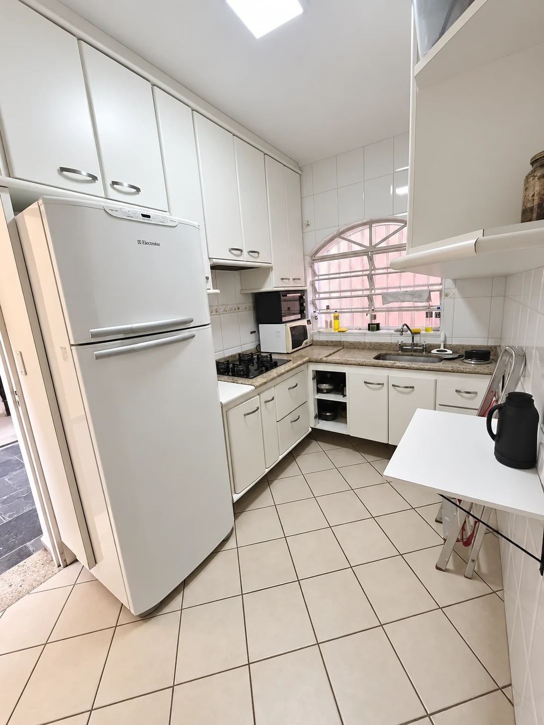 Cozinha completa equipada do Coliving Brooklin