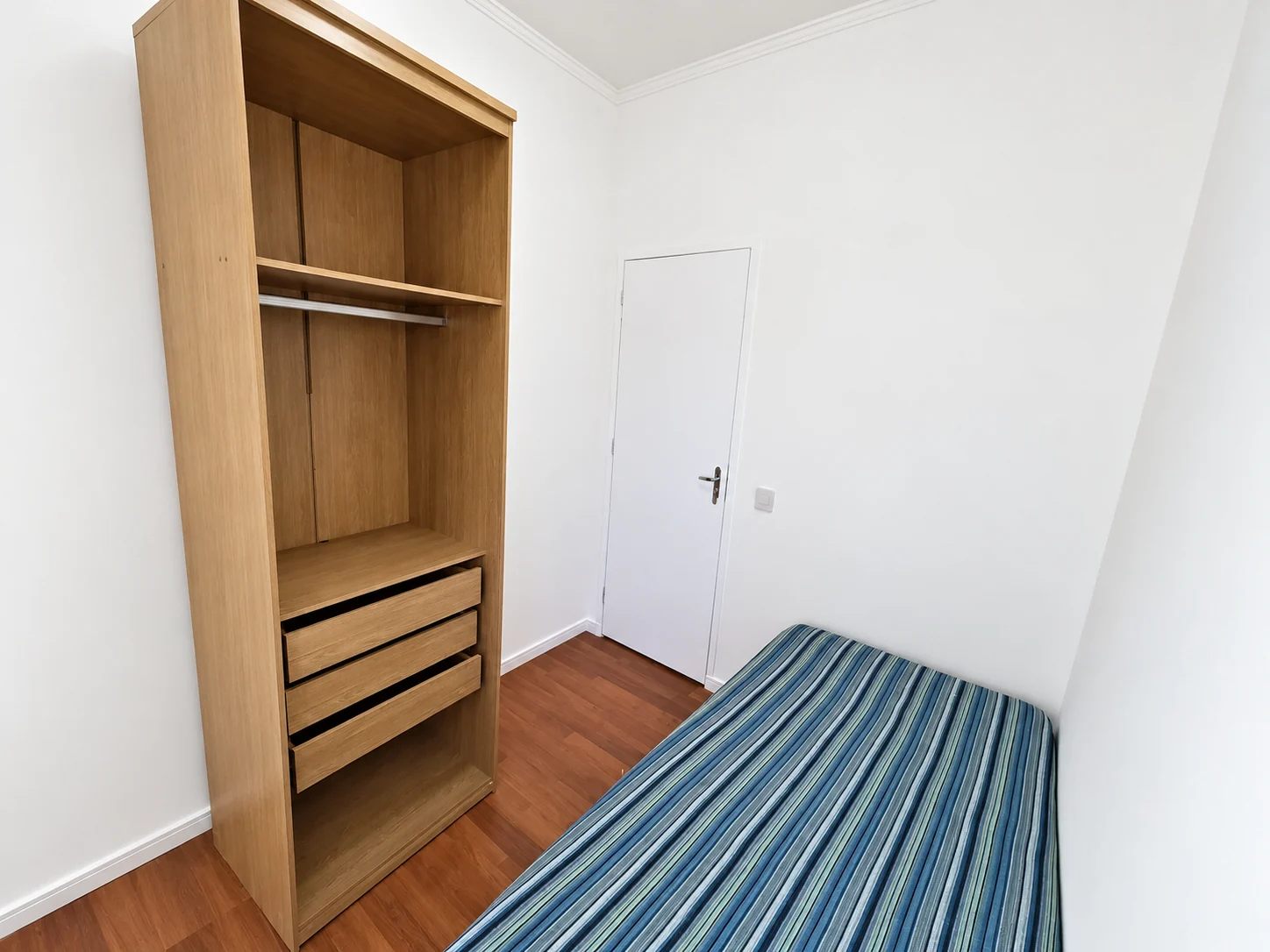 Quarto privativo com guarda-roupa no Coliving Brooklin