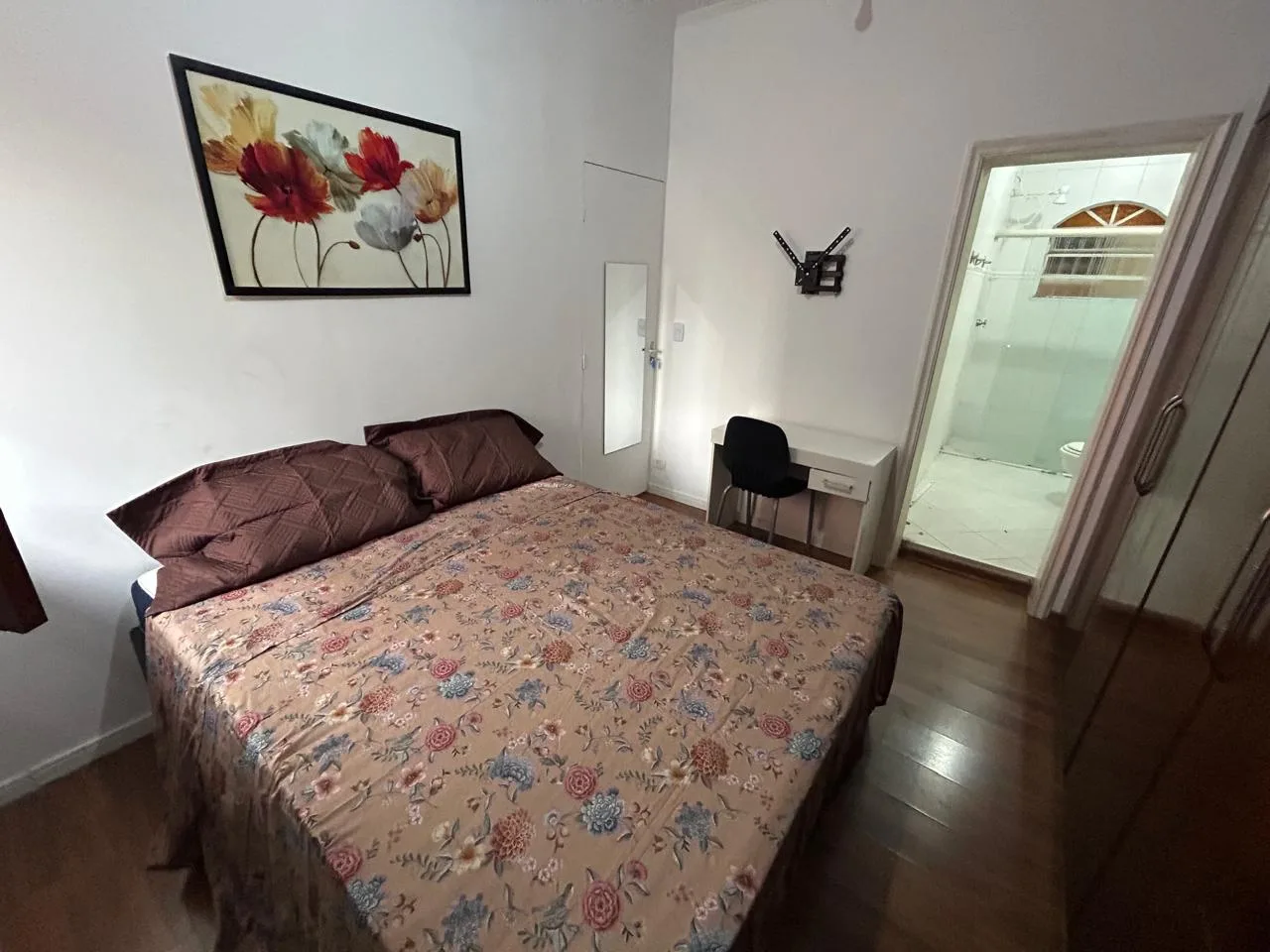 Quarto reformado com acabamento moderno