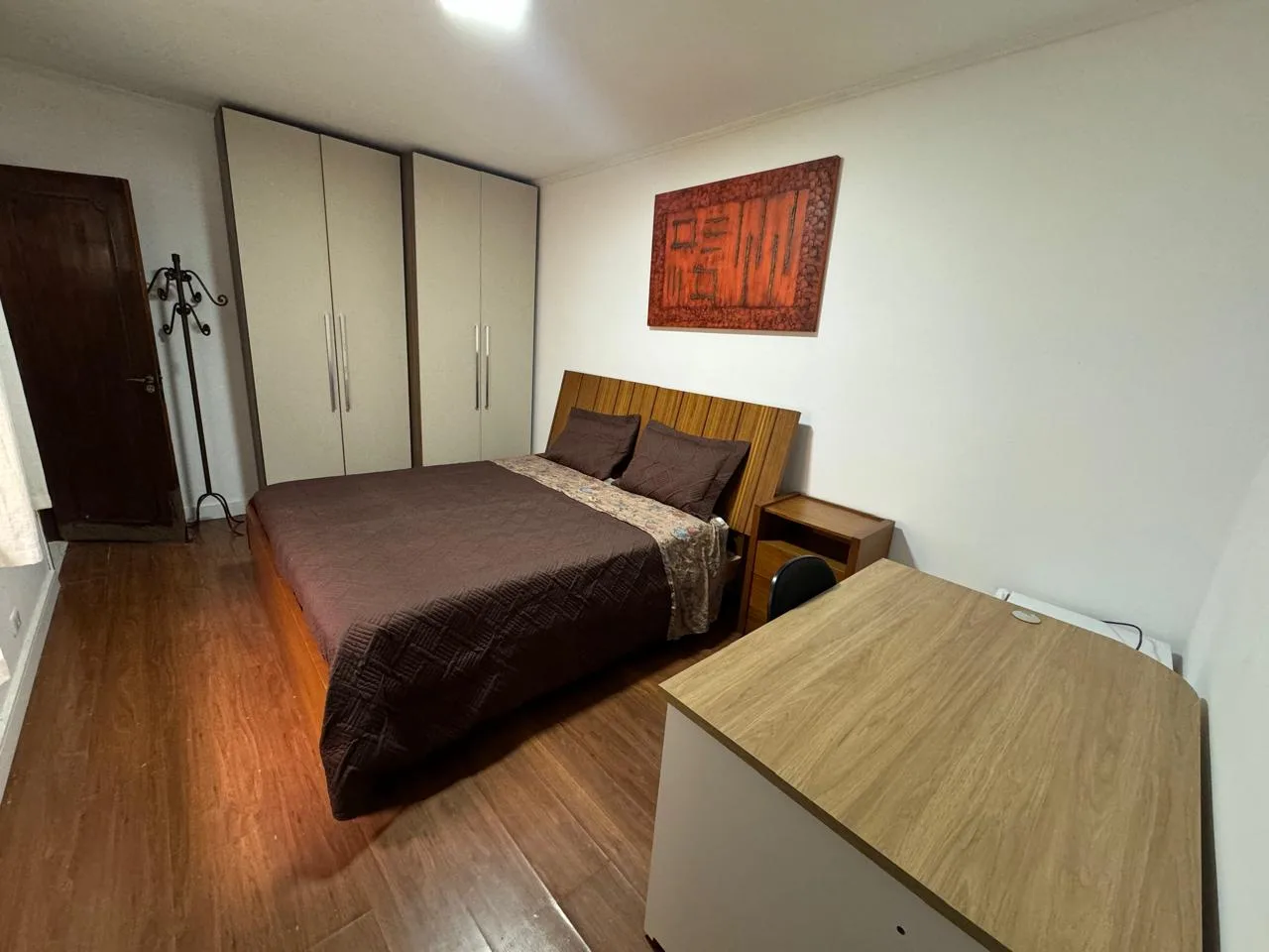 Quarto com cama e guarda-roupa no Coliving em SP