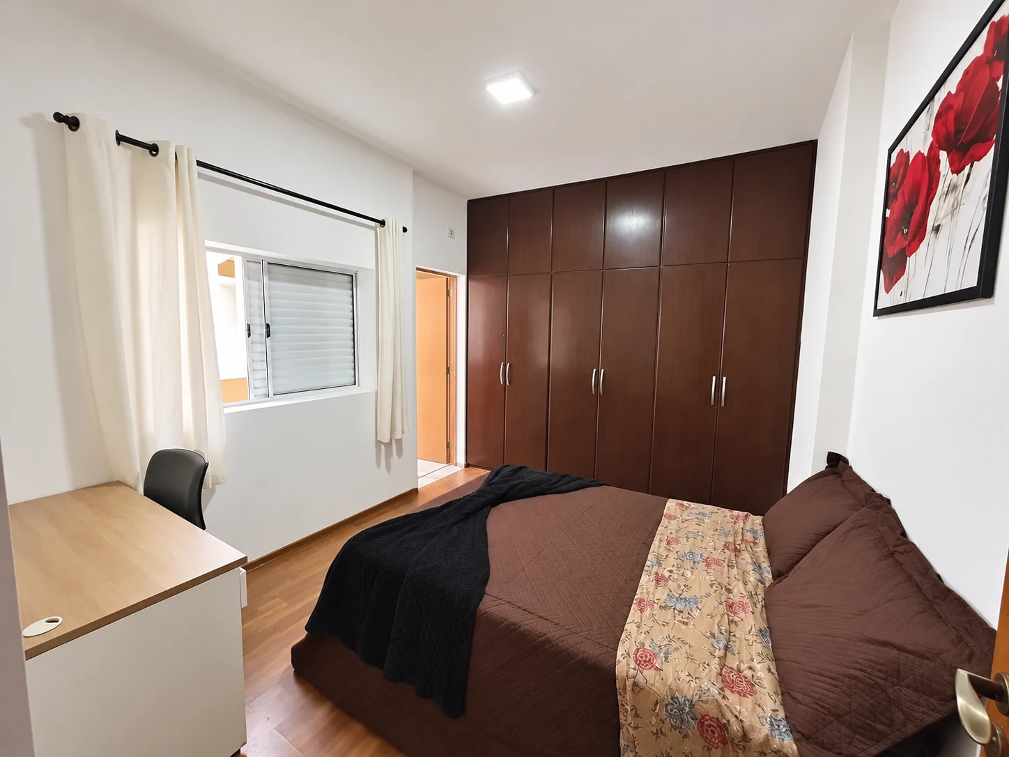 Quarto privativo iluminado no Coliving Brooklin