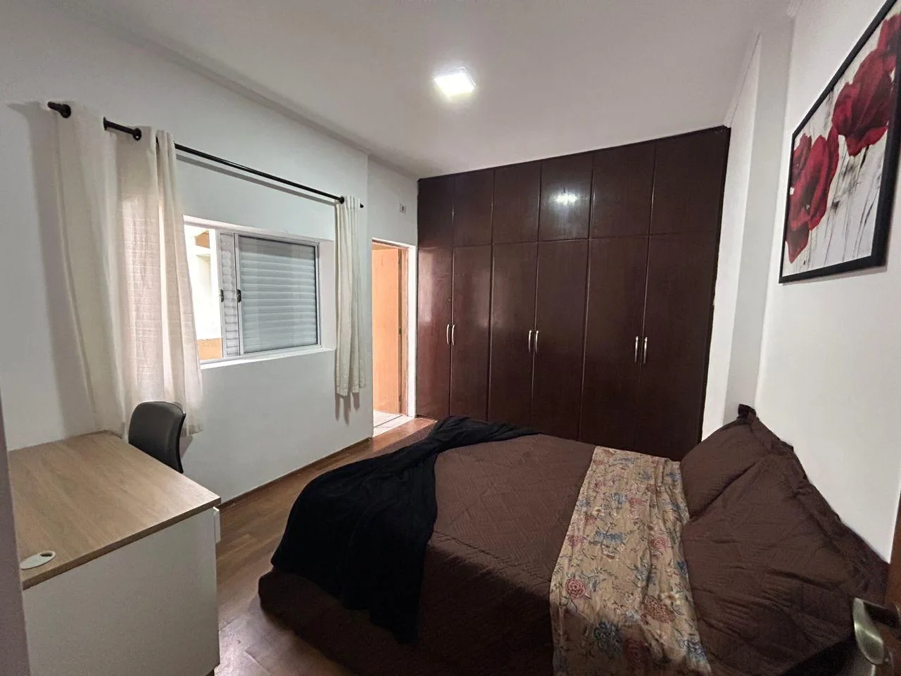Quarto privativo iluminado