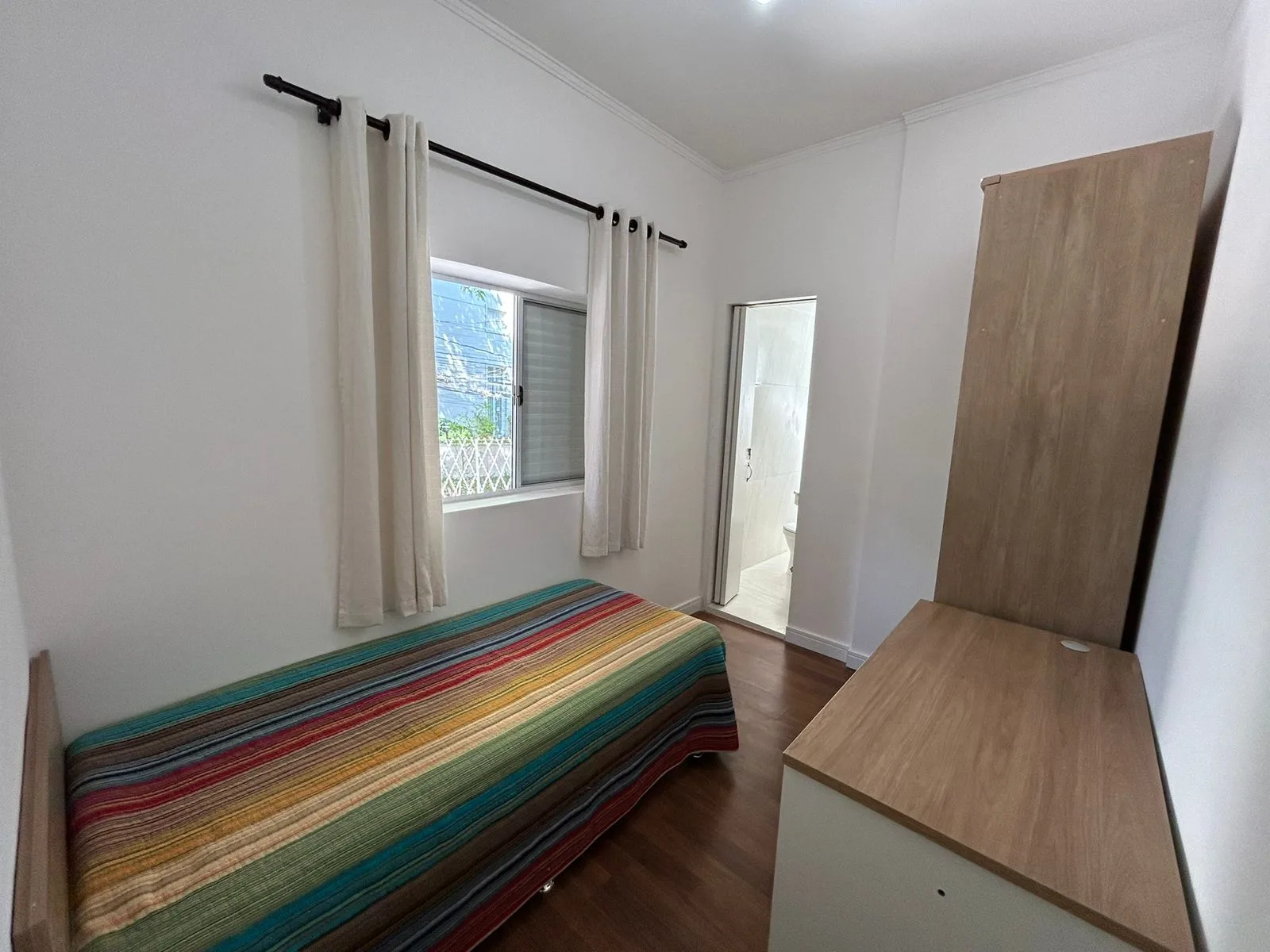 Quarto com guarda-roupa